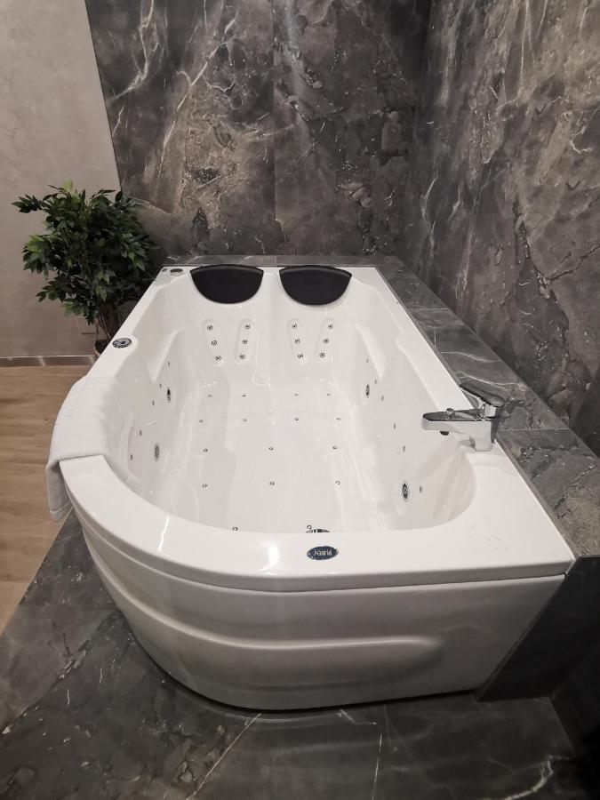 קרקוב Jacuzzi Apartment Main Square מראה חיצוני תמונה